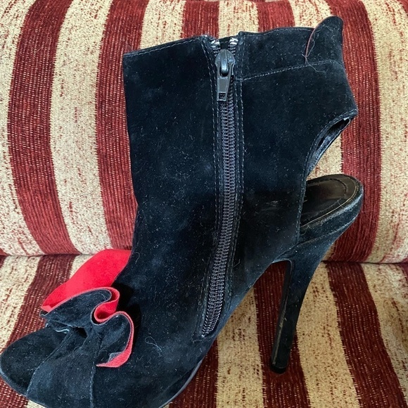 Black peek a boo heels with open heel and red and black ruffle size 71/2 - Picture 3 of 8